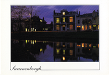 500843 Gezicht op de huizen Maliesingel 27 (rechts)- lager te Utrecht, bij avond; op de voorgrond de Stadsbuitengracht.